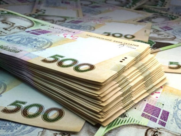 Гроші під матрацом чи в банку: експерти розповіли, як врятувати заощадження від знецінення