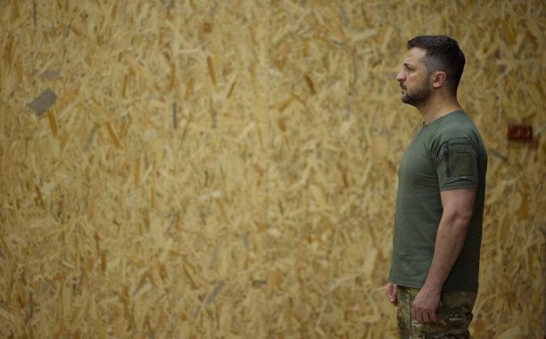 The Guardian: Військові та спецслужби готувалися до війни за спиною Зеленського