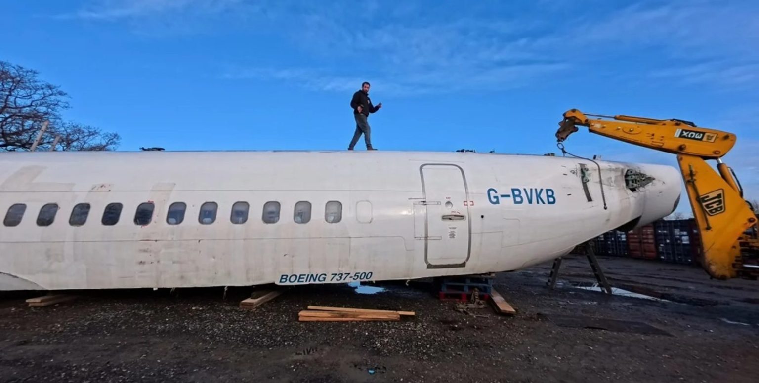 Чоловік хоче закопати Boeing 737 у своєму саду, щоб перетворити його на ядерний бункер