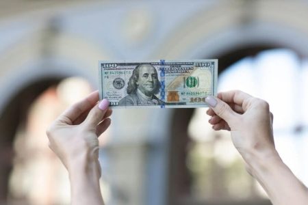 Торкнеться кожного при обміні 100 доларів: українців попередили про неминучі проблеми