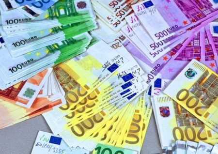 Дадуть майже 10 000 євро: українцям, які поїдуть додому з цієї країни ЄС