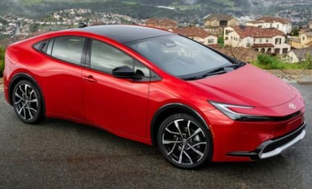 Двері можуть відчинитися просто на трасі: Toyota терміново відкликає тисячі авто через дефект