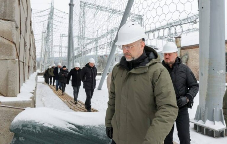 Шмигаль анонсував запуск “захищених потужностей”: Україна переносить генерацію