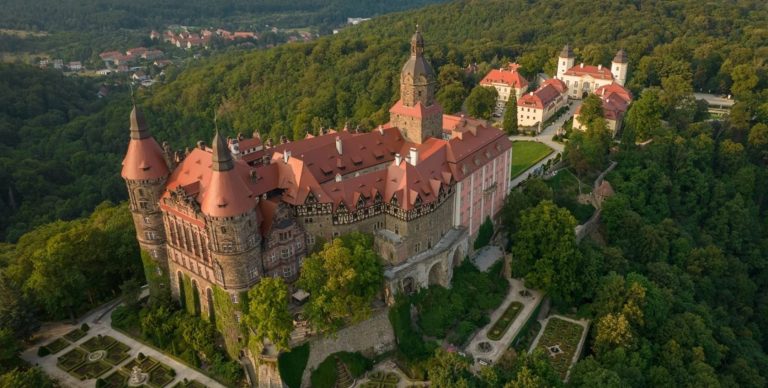 Золото нацистів і тунелі в нікуди: який замок у Польщі зберігає похмурі секрети