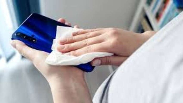 Ніколи не протирайте екран цим – один рух і ви “вб’єте” смартфон