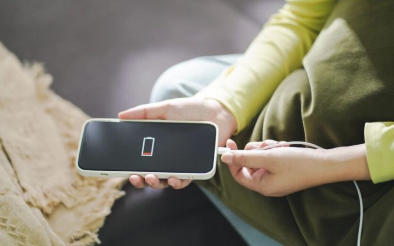 Припиніть заряджати смартфон до 100%: експерти пояснили, чому це нищить акумулятор