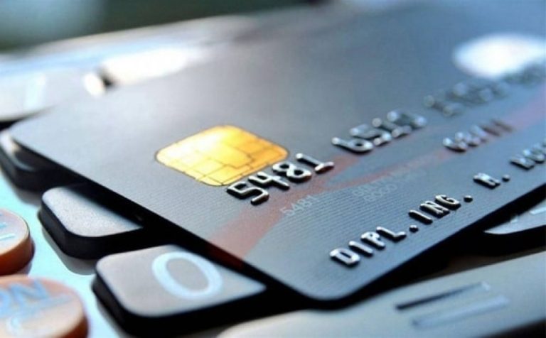 Гроші “заморожені”: Ощадбанк почав масове блокування карток та рахунків