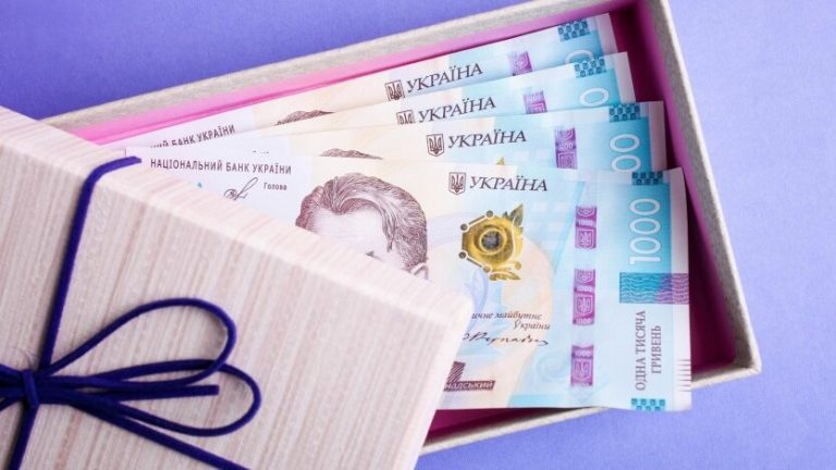 Українцям доведеться сплатити податок на подарунки: про які суми йдеться