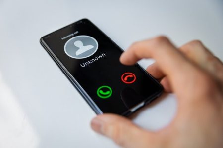 Знають навіть дату народження: українців попередили про нову схему викрадення грошей