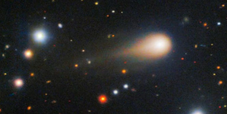 Міжзоряний об’єкт 3I/ATLAS поводиться дивно: випускає різне випромінювання