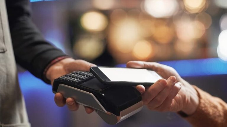 Майже половина грошей йде на це: ПриватБанк розкрив головні витрати українців