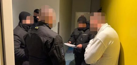 Бив мобілізованих та знімав свої дії на відео: на Київщині повідомили про підозру офіцеру ТЦК. Фото