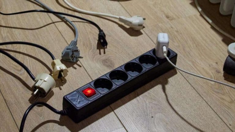 Десять побутових приладів, які категорично не можна підключати до подовжувача: ризик пожежі реальний