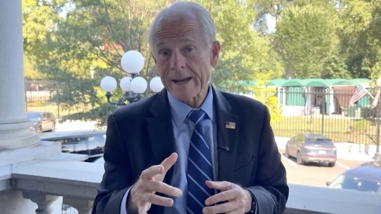 Радник Трампа звинуватив Тіма Кука з Apple в ухиленні від сплати мит та брехні