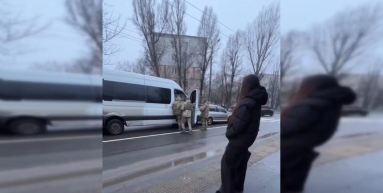 Забризкали водія маршрутки газом: у Дніпрі співробітникам ТЦК висунули підозру в хуліганстві