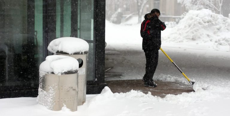 У Києві чоловіку виписали штраф за прибирання снігу з тротуару: за що саме його покарали