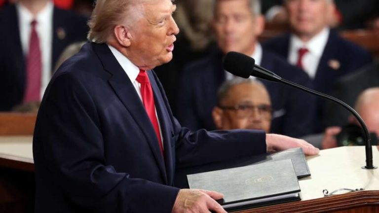 Перука, синці та проблеми з мовою: до здоров’я Трампа знову з’явилися питання після виступу у Конгресі