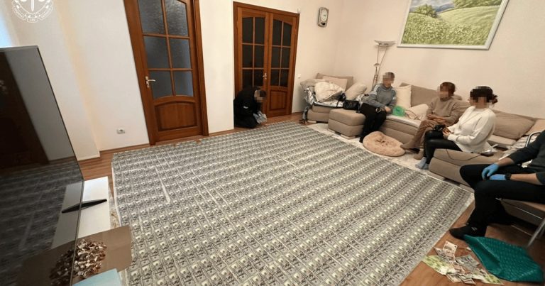 Сотні тисяч доларів, золото та “чорні списки”: у Вінниці на хабарництві викрили двох лікарок