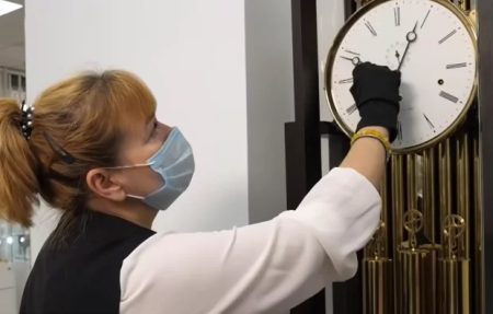 Рада відмінила літній час: чи переводити годинниками українцям у березні