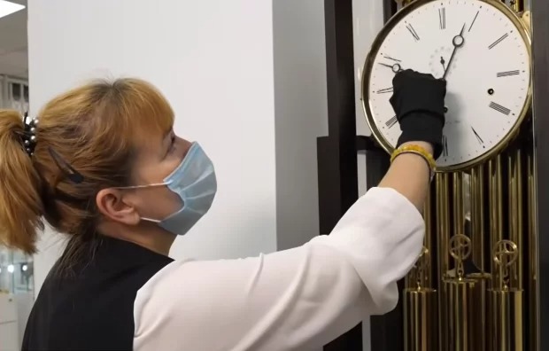 Рада відмінила літній час: чи переводити годинниками українцям у березні