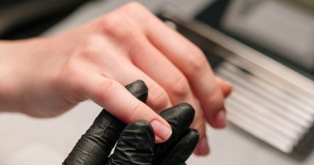 Манікюр кольору ванільного крему став осіннім трендом: чим він підкорює модниць Vanilla Chrome Nails / Фото з відкритих джерел