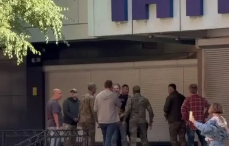 Біля офісу «Інтера» чоловіків силоміць посадили в бус ТЦК: одного назвали розшукуваним ТЦК / Фото з відкритих джерел
