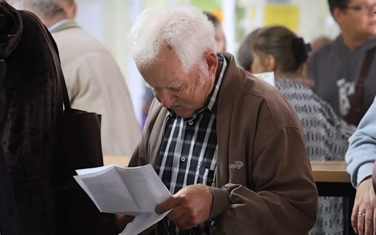 Діти переказують гроші батькам на картку: чи доведеться пенсіонерам платити податок Перекази на картку / Фото з відкритих джерел