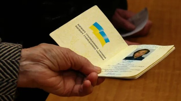 Паспорт-книжечку доведеться замінити на ID-картку: через який пропущений строк загрожує штраф Паспорт-книжечка / Фото з відкритих джерел