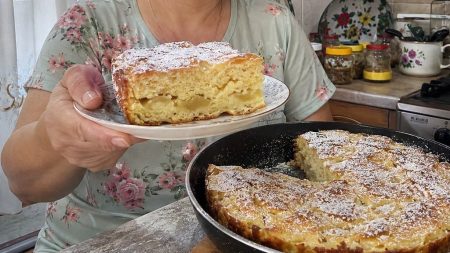 Шарлотка з яблуками не буде сухою: що додати в тісто для ніжного пирога Яблучна шарлотка / Фото з відкритих джерел