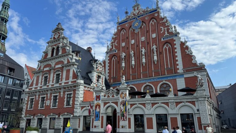 Париж дратує туристів мовним бар’єром, а Сеул — штовханиною: на що скаржаться мандрівники Подорожі / Фото з відкритих джерел