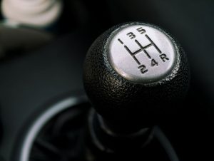 Водії економили пальне завдяки одній літері на важелі: що означала E у старих авто Механічна коробка передач / © pexels.com