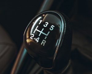 Секретна передача в старих авто допомагала економити пальне: навіщо на важелі ставили літеру E Автомобілі / © pexels.com