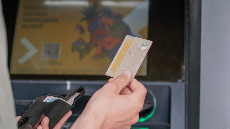 У боржників за аліментами автоматично шукатимуть рахунки: скільки грошей залишать на картці Аліменти / Фото з відкритих джерел