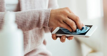 Екран смартфона можна зіпсувати звичайною серветкою: чим його безпечно протирати Смартфони / Фото з відкритих джерел