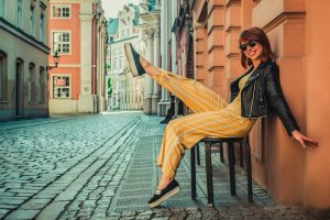 Широкі штани поступаються місцем моді 90-х: три фасони, які носитимуть цієї осені Модні штани / © unsplash.com