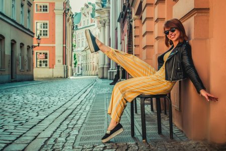 Широкі штани поступаються місцем моді 90-х: три фасони, які носитимуть цієї осені Модні штани / © unsplash.com