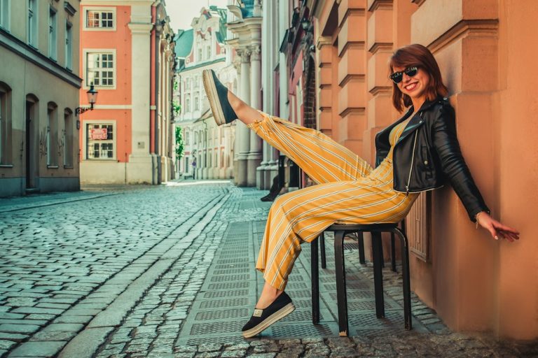 Широкі штани поступаються місцем моді 90-х: три фасони, які носитимуть цієї осені Модні штани / © unsplash.com