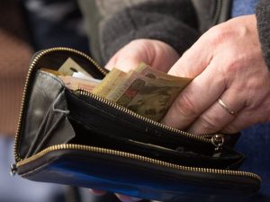 Зарплати чиновників по 3–4 мільйони хочуть обмежити: у Раді готують зміни до бюджету Зарплати чиновників / Фото з відкритих джерел