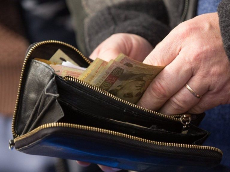 Зарплати чиновників по 3–4 мільйони хочуть обмежити: у Раді готують зміни до бюджету Зарплати чиновників / Фото з відкритих джерел