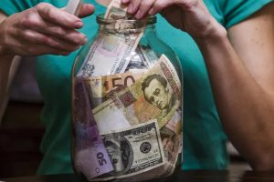 Гроші «витікатимуть» із дому: де не можна ховати заощадження за народними прикметами Народні прикмети / Фото з відкритих джерел