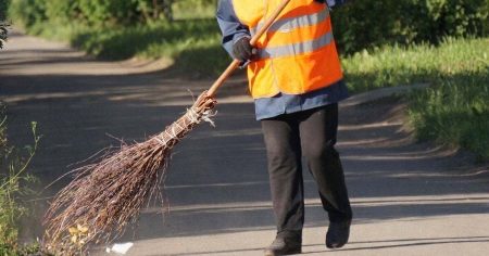 Двірниця в Києві відганяла поліцейських мітлою: чоловік у розшуку ТЦК зміг утекти Київ / Фото з відкритих джерел