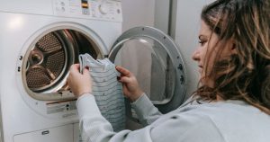 Джинси можна носити до 10 разів без прання: як часто насправді прати різний одяг Прання одягу / Фото з відкритих джерел