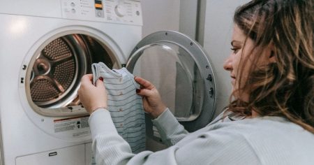 Джинси можна носити до 10 разів без прання: як часто насправді прати різний одяг Прання одягу / Фото з відкритих джерел