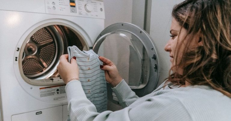 Джинси можна носити до 10 разів без прання: як часто насправді прати різний одяг Прання одягу / Фото з відкритих джерел