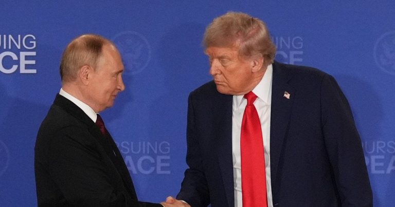 Трамп може сильніше натиснути на Путіна: Макфол вказав, чого поки бракує Дональд Трамп / Фото з відкритих джерел