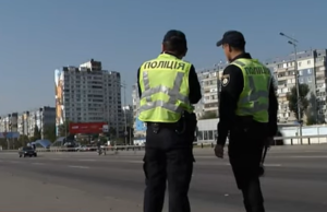 Під час воєнного стану правил для зупинки авто більше: що варто знати водіям Поліція / Фото з відкритих джерел