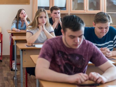 Школярі мають вивчити понад 30 термінів за 45 хвилин: вчителька розкритикувала програму Школа / Фото з відкритих джерел