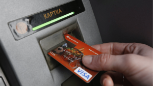 Українцям можуть обмежити кількість банківських карток: для кого створять окремий реєстр Банківські картки / Фото з відкритих джерел