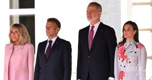 Королева Летиція зустріла Макронів у новій сукні з бантом: образ доповнили чорні слінгбеки Королева Летиція / Фото з відкритих джерел