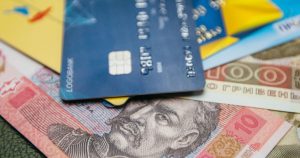 Ліміти на зняття готівки з 1 жовтня не змінилися: скільки реально видадуть банкомати Готівка / Фото з відкритих джерел